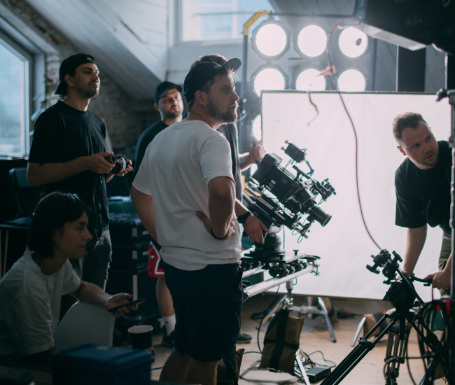 personas en rodaje de serie - last of us 22