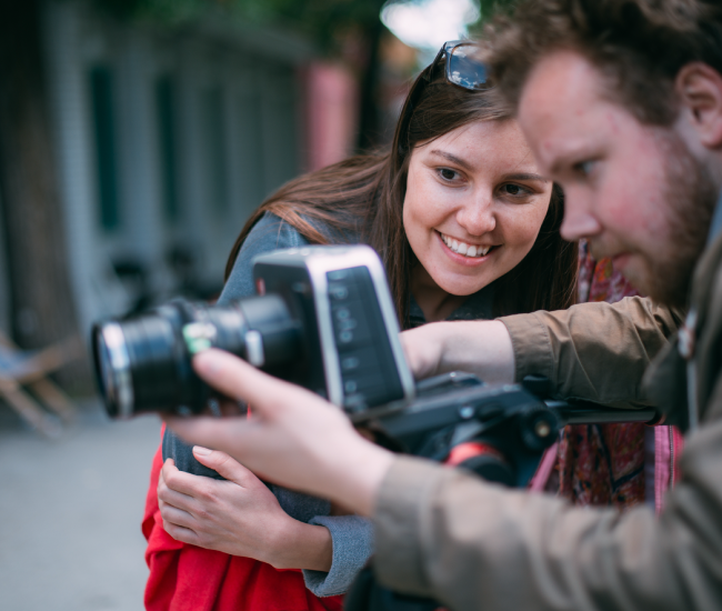 personas grabando con cámara - Corriente alterna