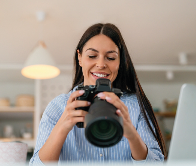 mujer usando cámara fotográfica - corriente alterna