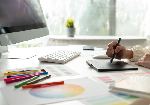 persona realizando diseño gráfico - corriente alterna